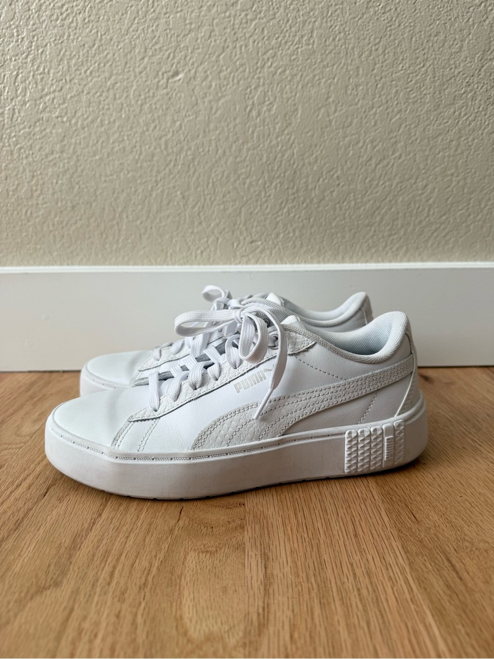 Puma Leather White Smash Platform v2 SD Sneakers
Womens Size 7.5